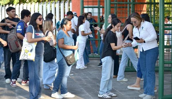 ¡PUROS GENIOS! - HACEN EXAMENES PA’LA UV