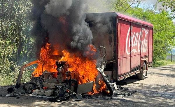 ¡MILITANTES DEL FNLS QUEMAN 5 CAMIONES DE COCA COLA!