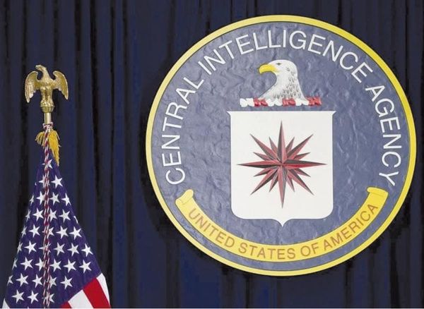 ¡DETIENEN A UN EX ALTO CARGO DE LA CIA CON 40 MDD EN ORO!
