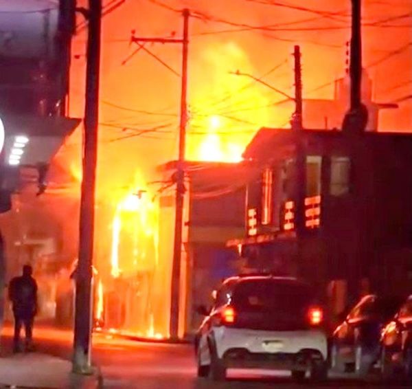 ¡FUEGO ARRASÓ 4 LOCALES COMERCIALES EN TUXPAN!