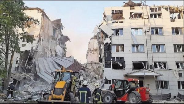 ¡MOSCÚ ACUSA A UCRANIA DE ATACAR RESIDENCIA DE ESTUDIANTES, PERO KIEV DICE QUE ERA UNA UNIDAD ANTIDRONES DE RUSIA!