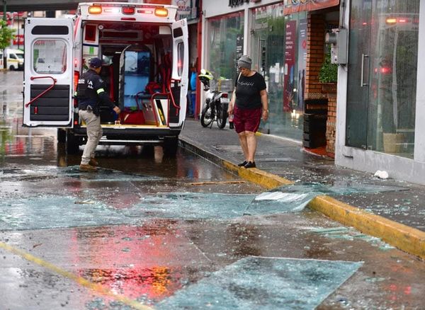 ¡REVIENTAN CRISTALES DE PLAZA CRISTAL EN XALAPA!
