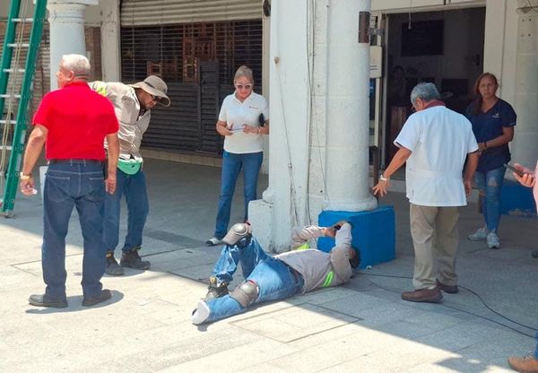 ¡TRABAJADOR CAYÓ DE LA ESCALERA!