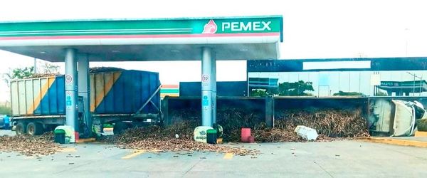 ¡TRÁILER CON CAÑA VOLCÓ EN LA GASOLINERA!
