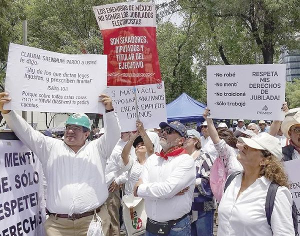 ¡SE QUEJAN LOS JUBILADOS ANTE LA CORTE POR RECORTES A PENSIONES!