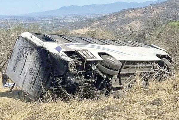 ¡DEJA MÁS DE DIEZ MUERTOS VOLCADURA DE AUTOBÚS EN NAYARIT!