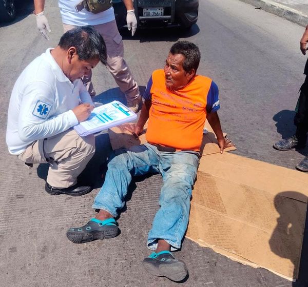 ¡ABUELITO ATROPELLADO POR TAXI!