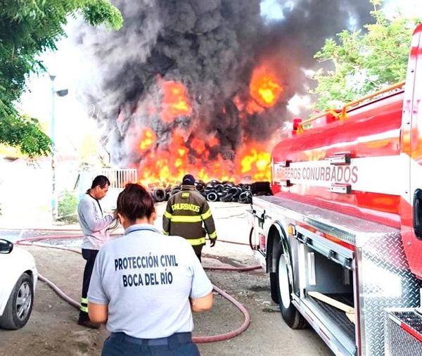 ¡ARDEN LLANTAS VIEJAS EN BOCA DEL RÍO!