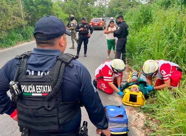 ¡BIKER POBLANO SALE VOLANDO DE LA CARRETERA!