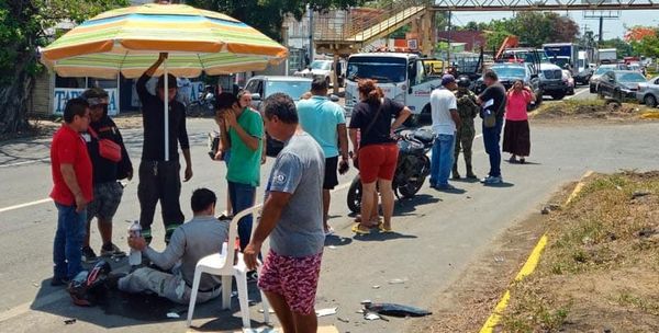 ¡MOTOCICLISTA HERIDO AL IMPACTARSE CONTRA CAMIONETA!
