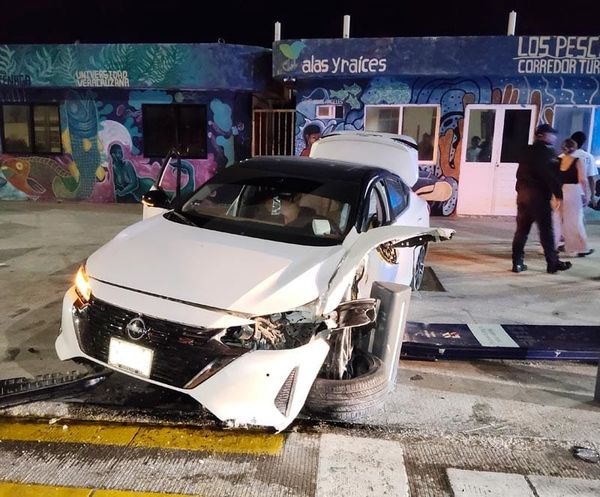 ¡SE DESBARATA AUTO EN LA CURVA DEL BULEVAR!
