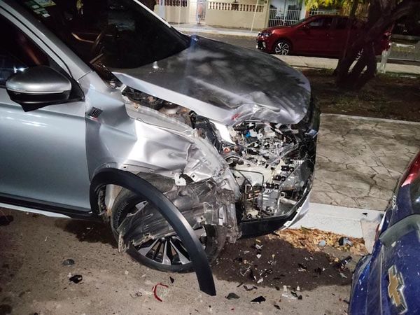 ¡CONDUCTORA LE PEGA A TRES AUTOS Y UN REMOLQUE!