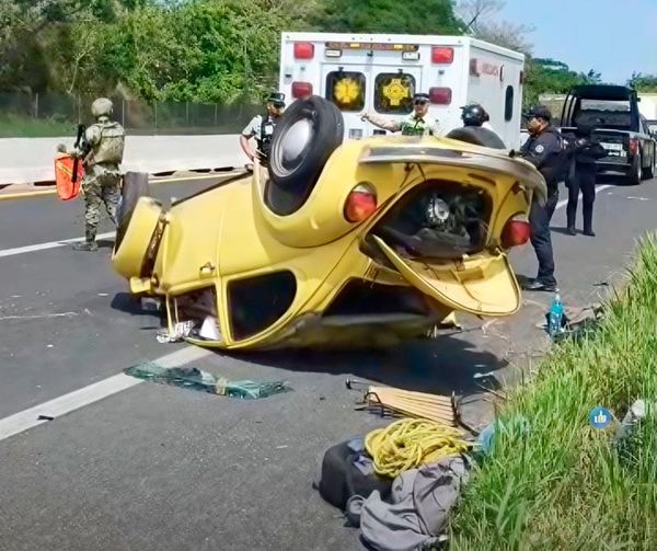 ¡SE VOLTEA “VOCHITO” Y CONDUCTOR SE SALVA!