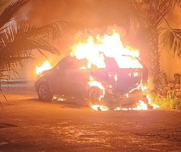 ¡CAMIONETA CALCINADA EN RIO MEDIO!