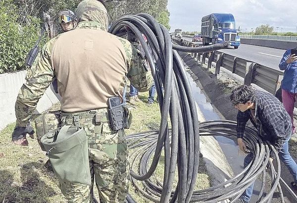 ¡ORDEÑAN EN ECATEPEC DUCTOS DEL CUTZAMALA!