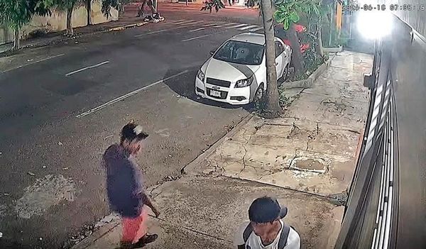 ¡PAREJA DE JAULEROS ABREN COCHERA CON GANCHOS!