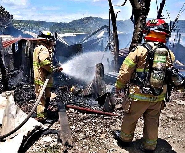 ¡FUEGO ARRASA CON TRES VIVIENDAS EN CÓRDOBA!