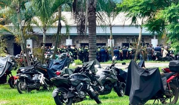 ¡REBELIÓN DE POLICÍAS!