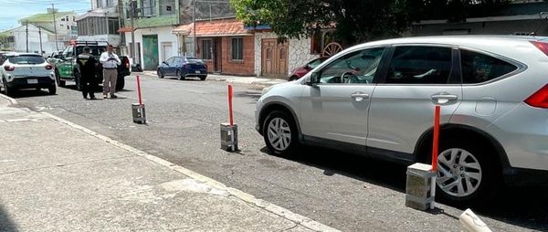 ¡RETIRAN OBJETOS USADOS PARA APARTAR LUGARES EN HOSPITALES!