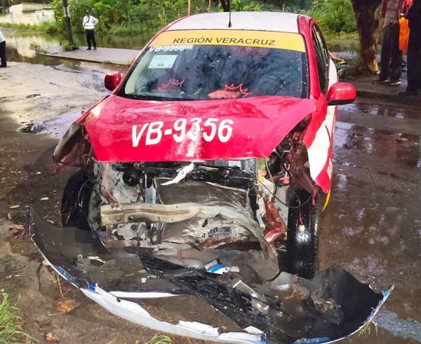 ¡SE ESTRELLA TAXI CONTRA UN ÁRBOL EN LA COLONIA POCITOS Y RIVERA!