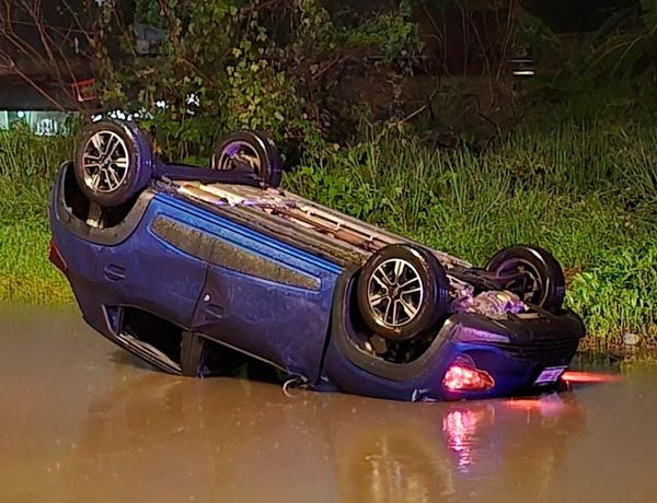 ¡AUTO FRANCÉS VOLCÓ EN LA COLONIA LAS BAJADAS!