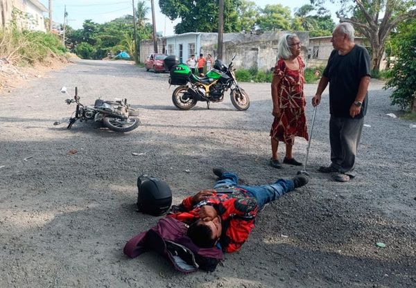 ¡CHOCAN MOTOCICLISTA Y AUTO EN DOS CAMINOS!