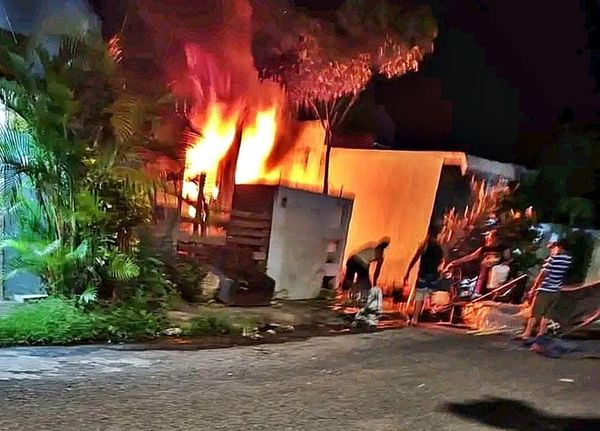 ¡FUEGO DEVORÓ VIVIENDA EN VALLE ALTO!