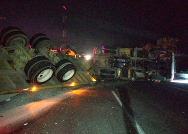 ¡VOLCÓ UN “MONSTRUO” EN LA CARRETERA SANTA FE-PASO DEL TORO!