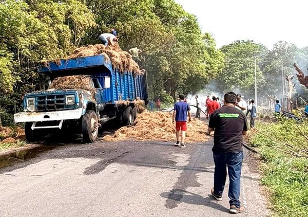 ¡ARDE CAMIÓN CON FORRAJE EN TLALIXCOYAN!