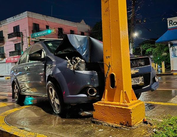 ¡DOS BORRACHINES ESTRELLAN SU AUTOMÓVIL CONTRA SEMÁFORO!