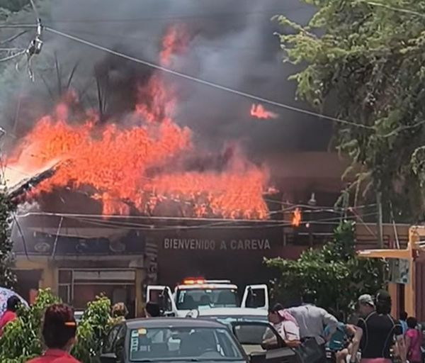 ¡SE PRENDE EL CAREVA! - *Arde la emblemática palapa del hotel