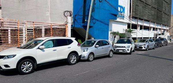 ¡ACELERA Y LE PEGA A 5 AUTOS ESTACIONADOS!