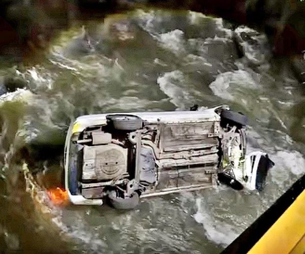 ¡JOVENES HERIDOS AL CAER CON SU AUTO AL RÍO!