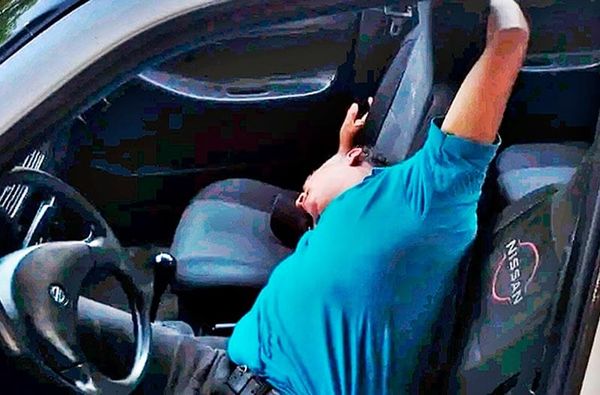 ¡LOCALIZAN A TAXISTA DORMIDOTE DEBAJO DEL PUENTE!