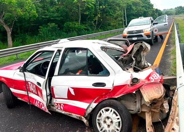 ¡TRACTOCAMIÓN DESBARATÓ TAXI EN AGUA DULCE!