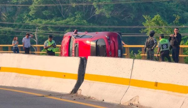 ¡VOLCÓ CAMIONETA EN LA “Y” DE PASO DEL TORO!