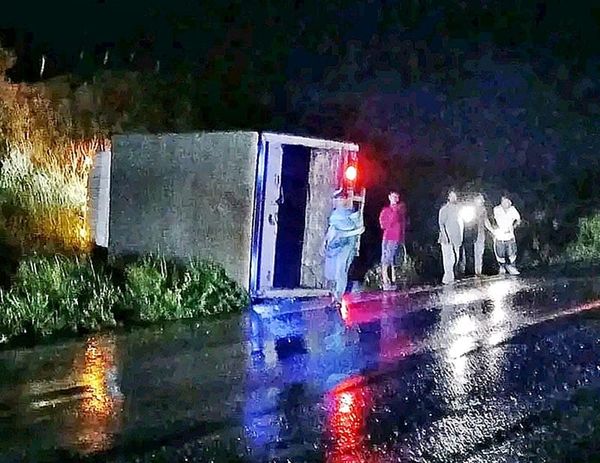 ¡SE VOLTEÓ CAMIONETA DE EMPRESA DE MENSAJERÍA!
