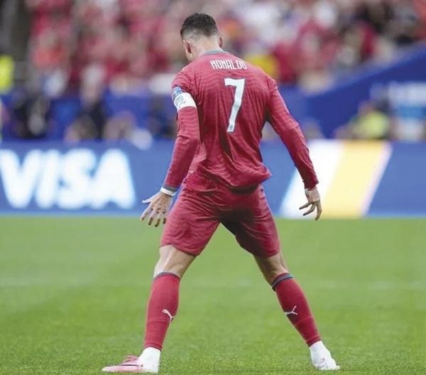 ¡DESPIERTA CR7! - *El estrella de Portugal, Cristiano Ronaldo hizo doblete en la goleada de 5-0 ante Uzbekustán