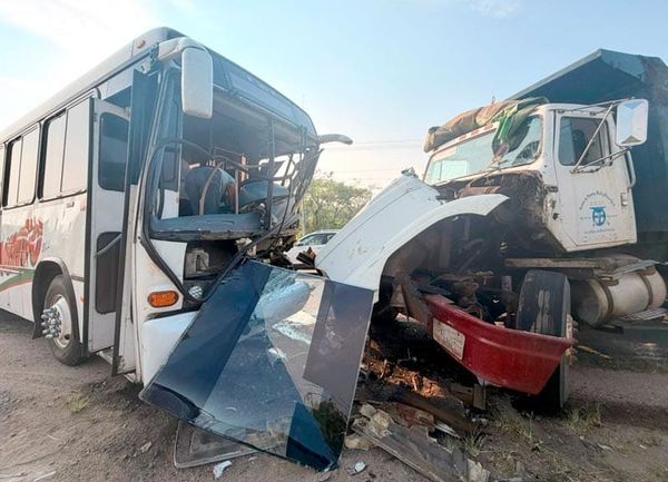 ¡PA’ TRANCAZO: 15 HERIDOS! - DRAMATICO CHOQUE ENTRE UN AUTOBUS Y UN VOLTEO EN COSOLEACAQUE