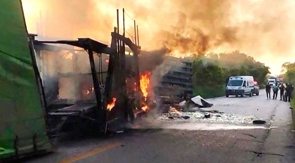 ¡TRAILEROS MUEREN QUEMADOS! - DOS TRACTOCAMIONES CHOCARON DE FRENTE Y SE INCENDIARON EN PANUCO