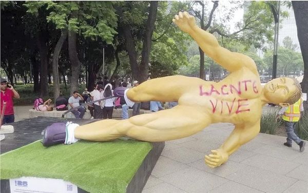 ¡VANDALIZAN ESCULTURAS! - DEL MUNDIAL DE FÚTBOL