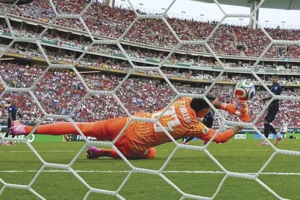 ¡OSOTE DE MUSLERA LE DA LIDERATO A ESPAÑA Y ELIMINA A URUGUAY!
