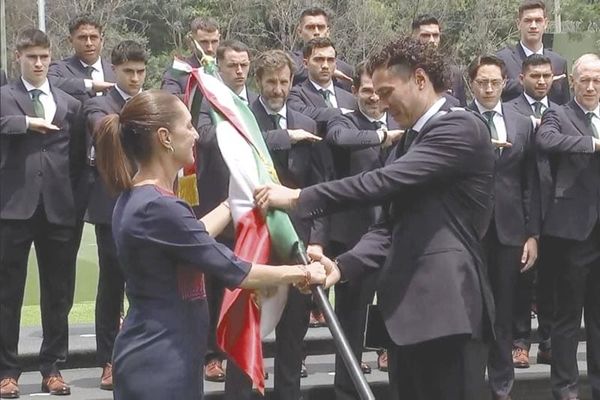 ¡ABANDERA SHEINBAUM A LA SELECCIÓN MEXICANA RUMBO A LA COPA DEL MUNDO!