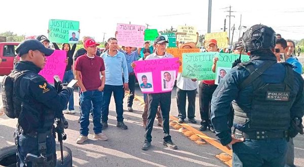 ¡BLOQUEAN AUTOPISTA Y EXIGEN LIBEREN A CUATRO POLICÍAS!