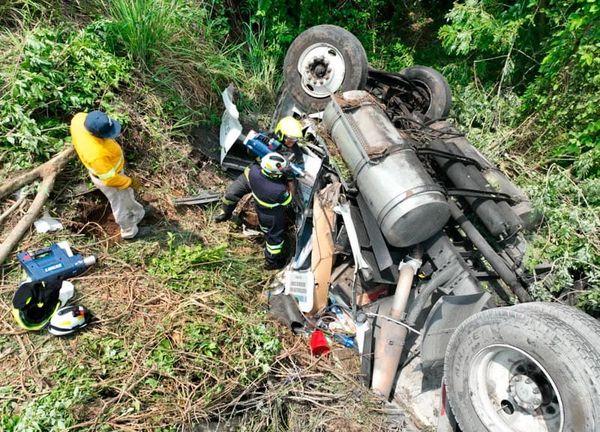 ¡MUERE TRAILERO EN VOLCADURA!