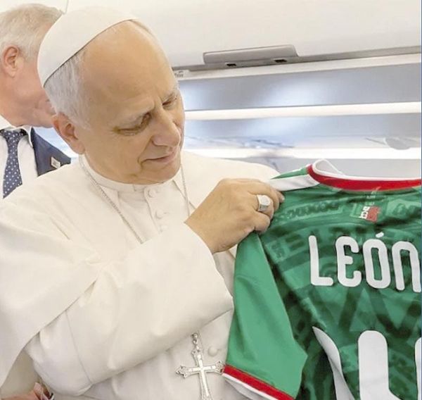 ¡PAPA LEÓN XIV POSA CON PLAYERA DE LA SELECCIÓN MEXICANA!