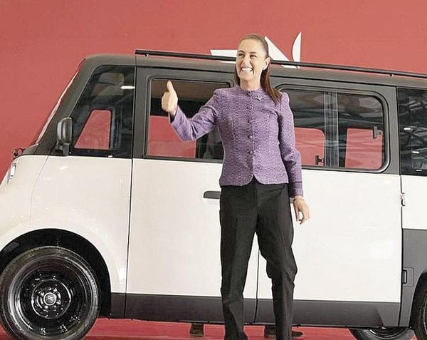 ¡PRESENTAN SHEINBAUM 'OLINIA', EL PRIMER AUTO ELÉCTRICO MEXICANO!