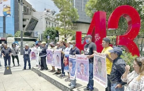 ¡RESPALDAN PADRES DE AYOTZINAPA PROTESTAS DE LA CNTE!