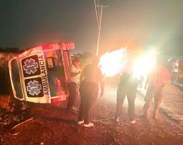 ¡VOLCÓ AMBULANCIA EN ÚRSULO GALVÁN!