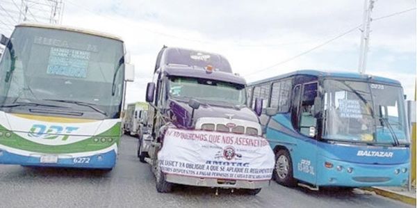 ¡BLOQUEAN TRANSPORTISTAS AUTOPISTAS!